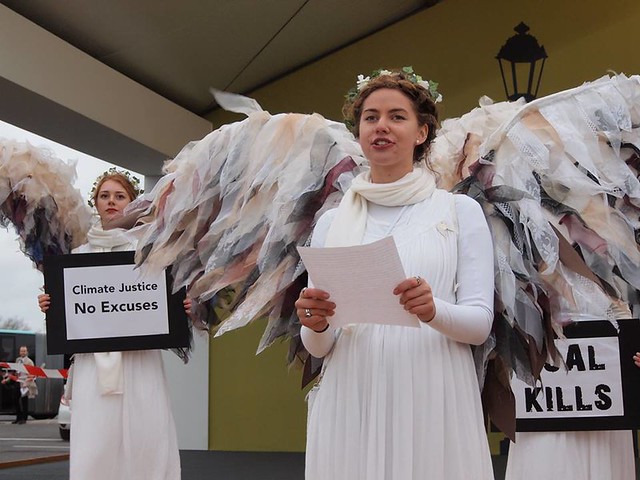 民眾在COP21會場外發起軟性訴求「氣候正義，沒有藉口」攝影：賴慧玲。