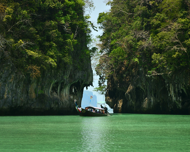 Entrando en la orilla de Koh Hong con un longtail en una excursión por las mejores playas de Tailandia