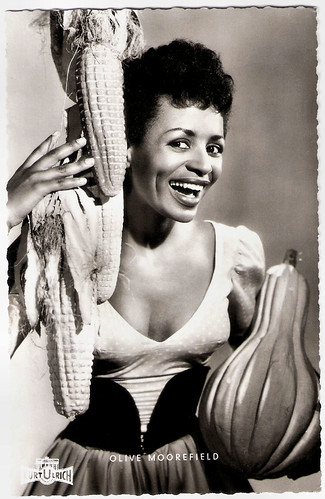 Olive Moorefield in Die Beine von Dolores (1957)