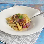 Penne with roasted onions, Gorgonzola and walnuts 