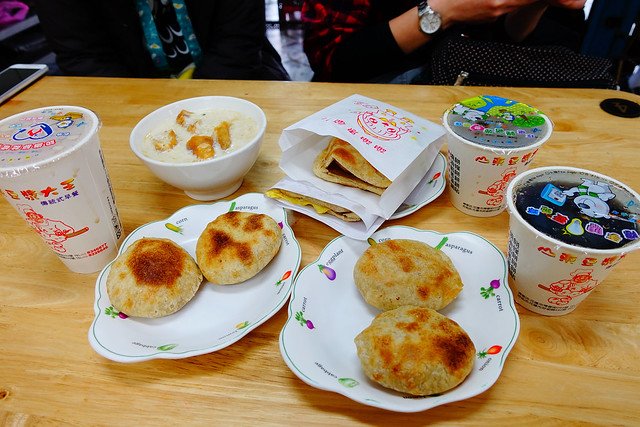 四個女人的滿桌早餐XD 紅茶、鹹豆漿、燒餅夾蛋、肉餅 @花蓮山東豆漿大王