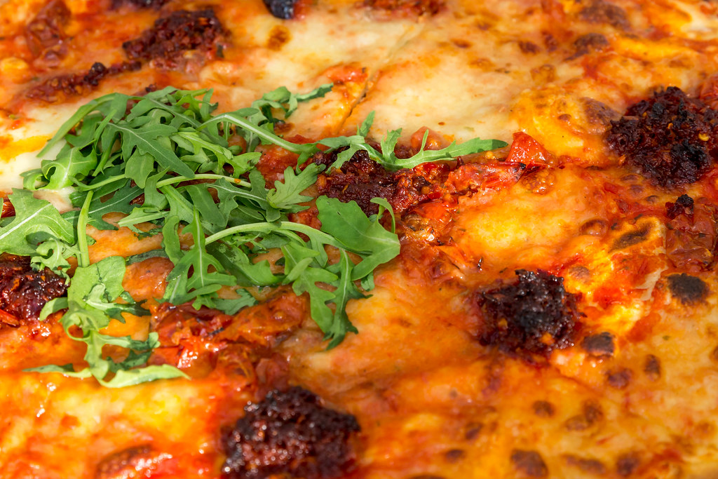 Vegetarische pikante Pizza NDUJA CALABRESE in der LOsteria, belegt mit ...