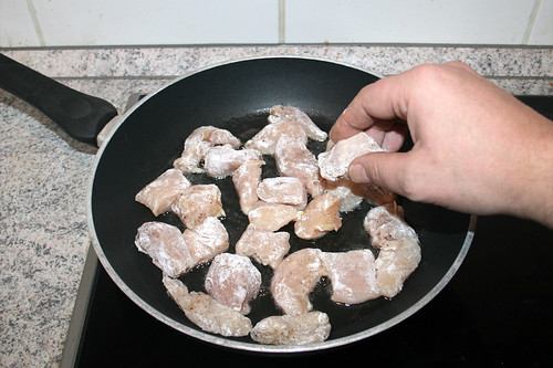 25 - Hähnchenbrustwürfel in Pfanne geben / Put chicken dices in pan