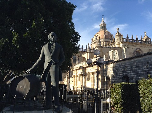 Estatua de Gonzalez Byass & Catedral de San Salvador