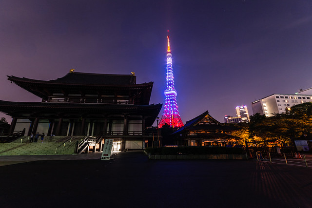増上寺境内から撮影した東京タワーのライトアップ