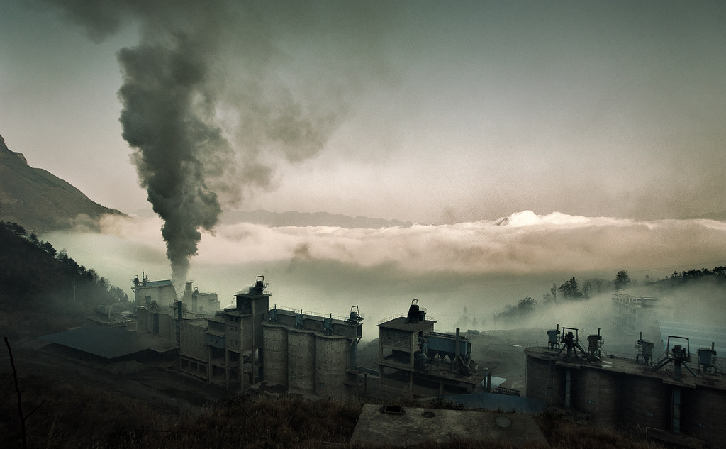 中國四川一處水泥工廠排放出煙霧。圖片來源：Jonathan Kos-Read（CC BY-ND 2.0）