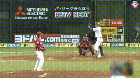 森本稀哲選手は3球目高めのストレートをサードへ打ち返すが惜しくもアウト。それでも、埼玉西武ライオンズ選手の気持ちは届いた。