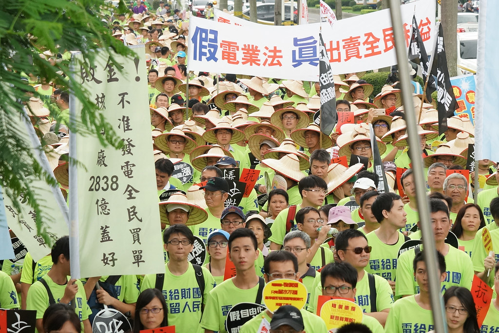 千名台電員工9月19走上街頭，抗議電業自由化將圖利財團。（攝影：王顥中）