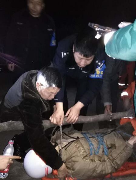 Warm smell Emei | tourists lost cliff, rescued by police relay 12 hours will