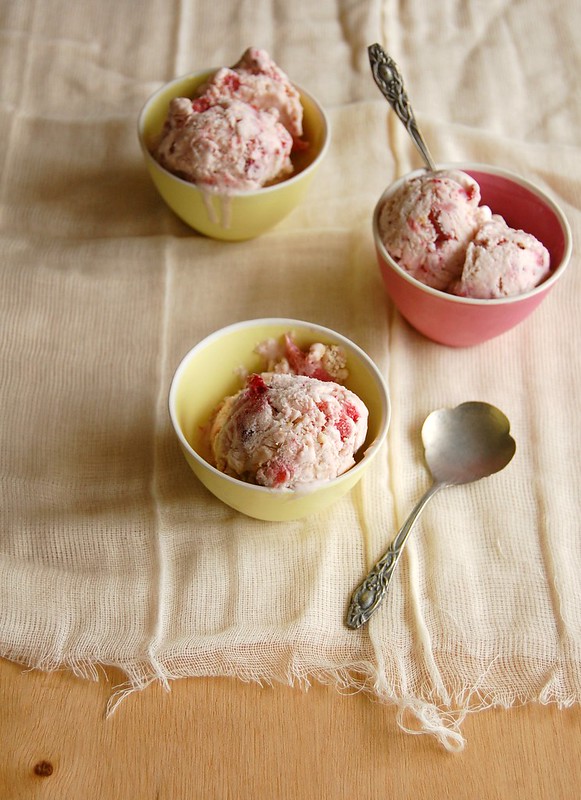 Sorvete de merengue com morangos assados (sem sorveteira)