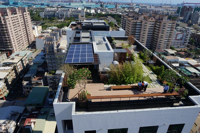 解放屋頂，法令提供屋頂綠化、光電和儲水設施獎勵辦法。圖片提供：高雄市工務局