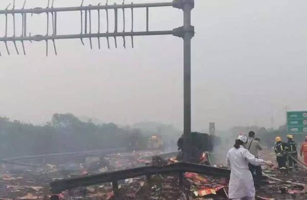 Jiangxi contained Fireworks truck exploded at the speed 3 dead, 1 wounded, ganxi power supply tripping