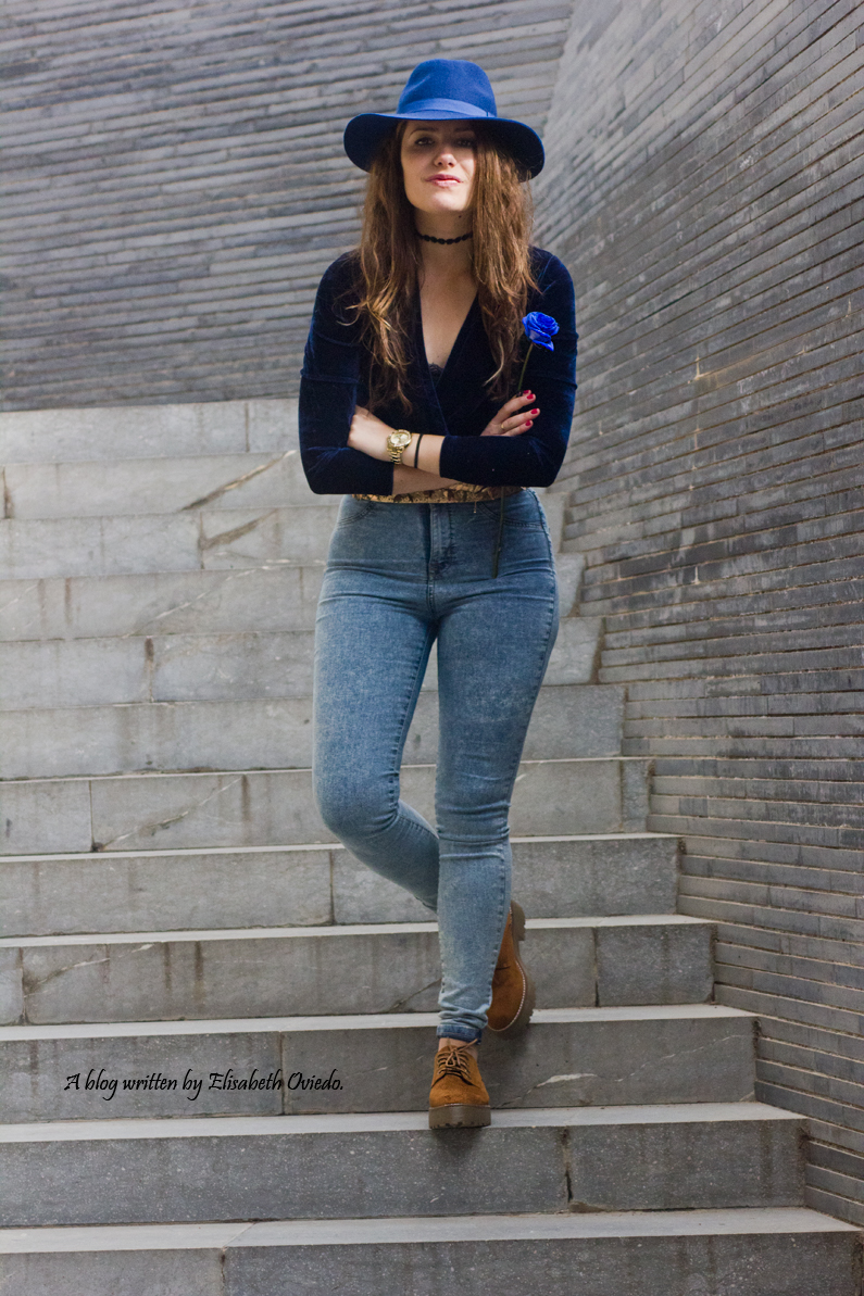 jeans denim HEELSANDROSES Elisabeth Oviedo body terciopelo azul oxfords marrones sombrero azul (6)