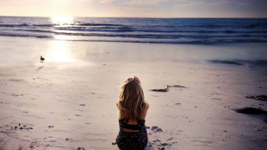 người con gái cô đơn bên bờ biển