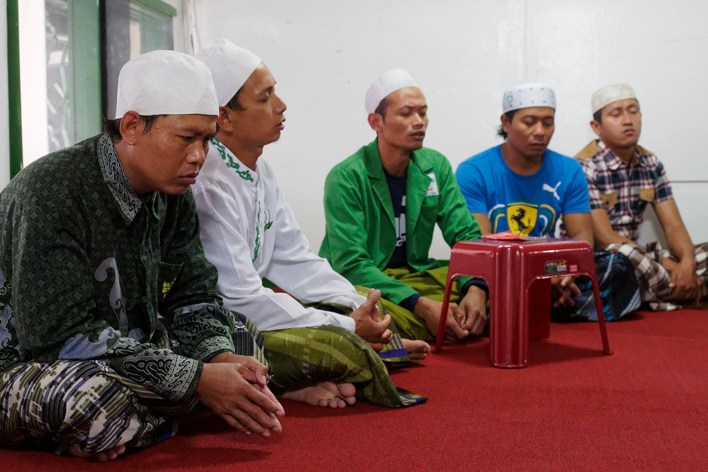 宜蘭縣漁工職業工會的印尼漁工為素未謀面、在海上身亡的同鄉Suprianto獻上伊斯蘭祝禱。（攝影：林佳禾）