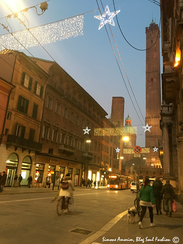 A via Rizzoli com vista para as duas torres.