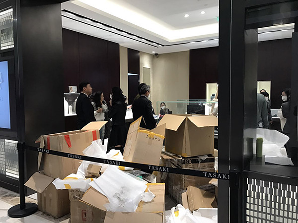 Shanghai first Yaohan Mall finished decoration business, pungent staff wear masks at work