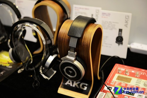 2013 Hong Kong Advanced audiovisual AKG carry many headphone unveiled