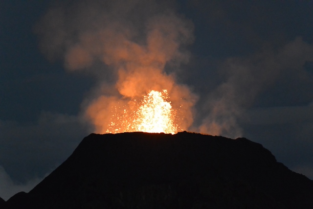 Volcán Le Piton de la Fournaise en erupción (Isla Reunión)