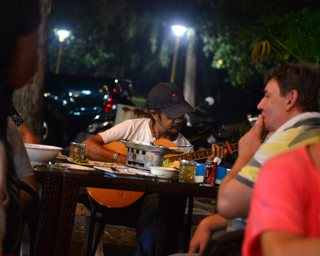 Guitarrista en uno de los mejores sitios para comer en Ao Nang