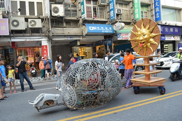 2015年嘉年華遊行上匍匐前進的「蜘蛛」。攝影：謝宗璋。