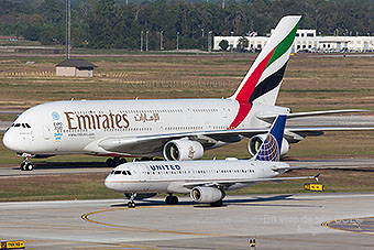 Emirates A380 y United A320 en IAH (Juan Carlos Guerra)