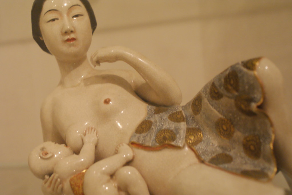 Céramique japonaise représentant une mère et son enfant.