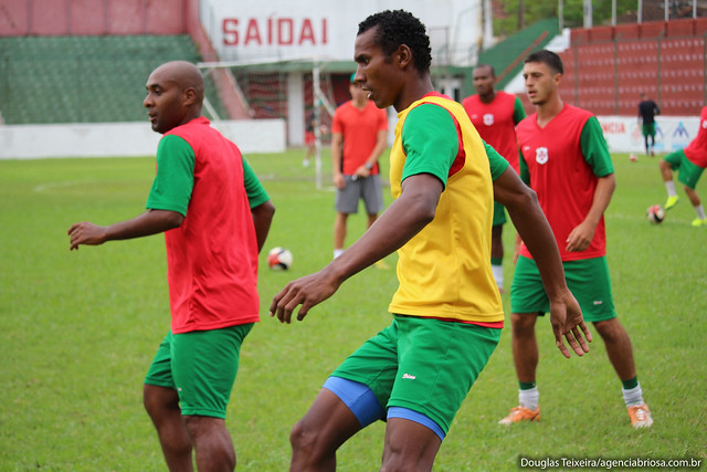 Jogadores da Portuguesa Santista durante treino em Ulrico Mursa