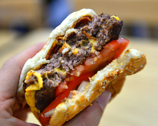 Hamburguesa del Five Guys, una de las mejores hamburguesas y probablemente de los sitios más baratos donde comer en Nueva York