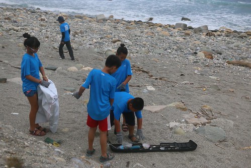 黃柏堯帶孩子從台東沿著海岸線，徒步前往花蓮，沿途撿拾垃圾。照片提供：黃柏堯。