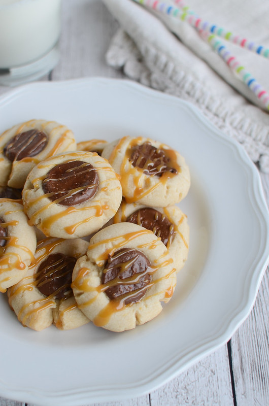 Salted Caramel Chocolate Thumbprints - shortbread cookies filled with Nutella and drizzled with caramel! Perfect for Christmas cookie tins!