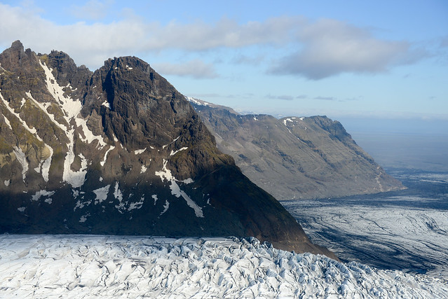 Montañas chocando contra el hielo del glaciar Vatnajökull de Islandia como si fueran olas