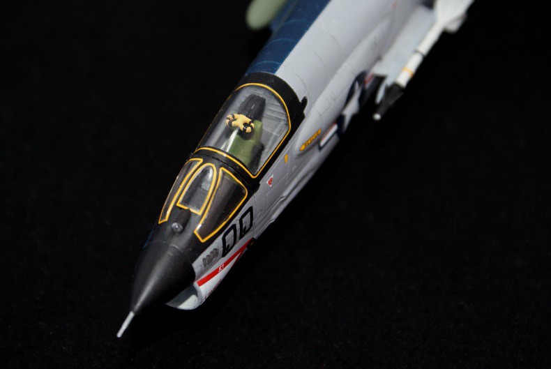1/72 Vought F-8E Crusader Academy - Le chasseur de porcelaine  31129196233_25987bb530_b