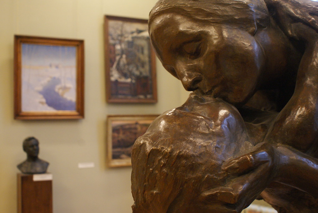 Sculpture d'une mère embrassant son enfant dans le musée des Beaux Arts de Lviv.