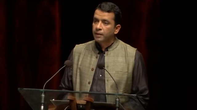 古普塔（Anshu Gupta）於麥格塞塞獎頒獎典禮上發表感言。圖片來源：影片截圖。