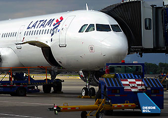 LATAM A321 gate (RD)