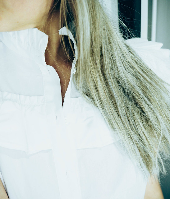 P1060939.jpgValkoinenHMRöyhelöPuseroHihaton, valkoinen hihaton röyhelö paita, details, white sleeveless frill blouse shirt, h&m, hennes and maurutz, outfit , asu, muoti, fashion, vaatteet, clothes, ruffled blouse, 