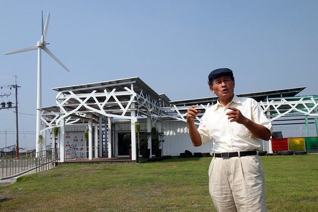 曹啟鴻說，目前再生能源都賣給台電，但再生能源應運用在社區微電網系統，讓社區自己發電自己用，攝影：李育琴