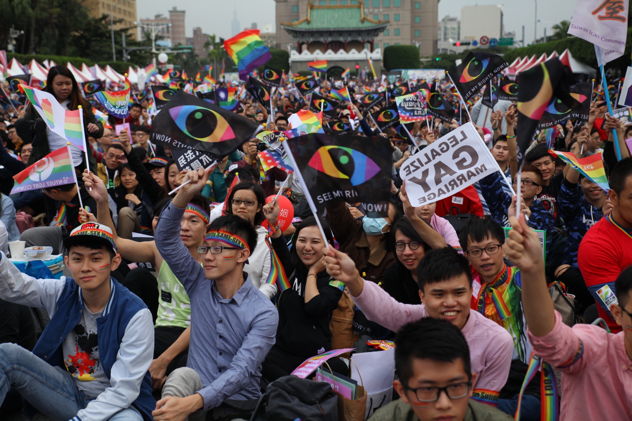 超過二十萬群眾在性別團體的動員下站上凱道，要大家看到同性戀和平理性又乾淨的形象，讓同婚儘速合法化。（攝影：陳逸婷）