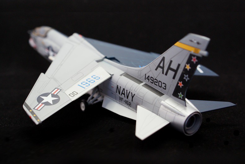 1/72 Vought F-8E Crusader Academy - Le chasseur de porcelaine  31938241395_ba9596c0ee_b