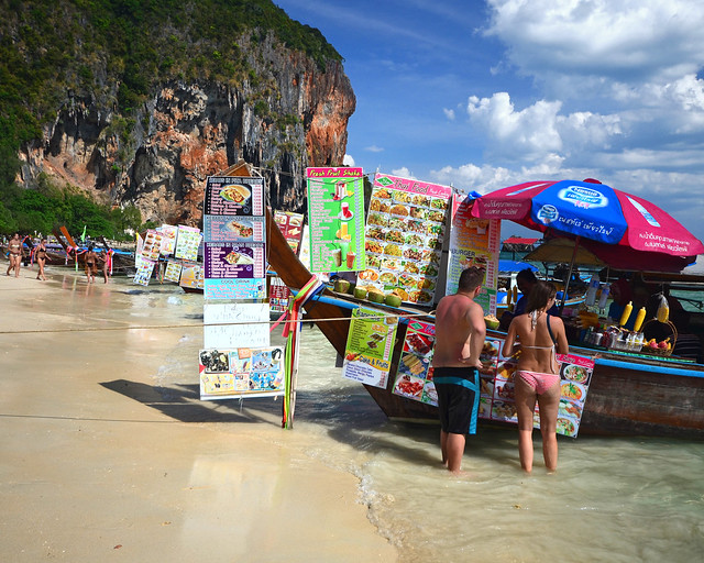 Puestecillo flotante en una de las playas de Tailandia