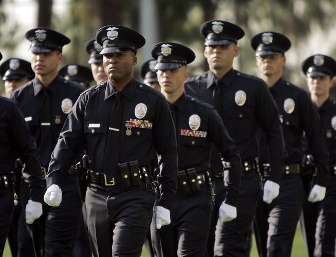 美國警界內部並非沒有進步聲音，但警察的結構性位置始終是改革窒礙。（照片來源：Irfan Khan/Los Angeles Times）