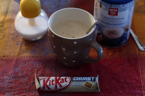 Instant-Cappucino zu KitKat Chunky White Schokoriegel