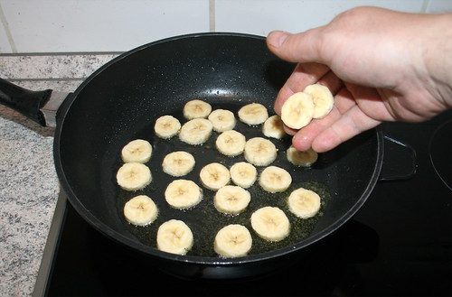 29 - Bananenscheiben in Pfanne geben / Put banana slices to pan