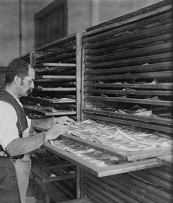 Drying Banknotes in 1908