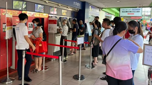 Singapore queues for Chinese New Year banknotes