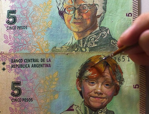 Artist paints on Argentine banknotes