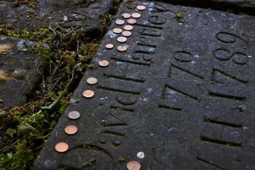 gravestone of counterfeiter David Hartley