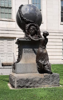 Daguerre Monument