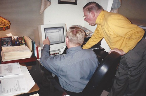 2004 Wayne Homren, Dick Johnson at computer